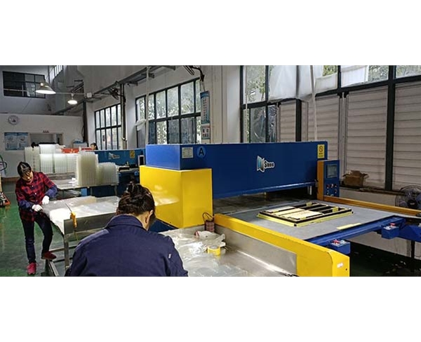 吸塑(su)車間一角(jiao)